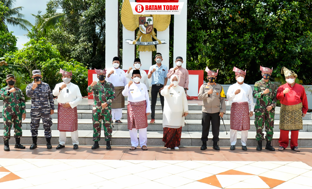 Gubernur dan Wakil Gubernur Kepri saat foto bersama setelah acara ziarah makam Para Pejuang Pembentukan Kepri